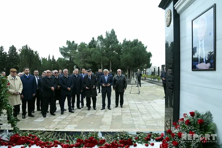 SOCAR rəhbərliyi Natiq Əliyevin məzarını ziyarət edib