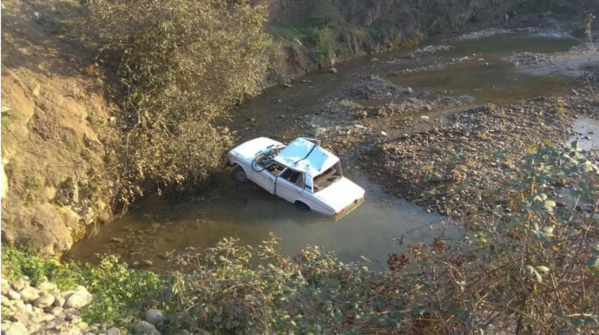 Tovuzda avtomobil çaya düşüb, üç nəfər batıb