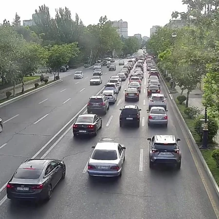 Bakının bir sıra yollarında tıxac yaranıb - SİYAHI