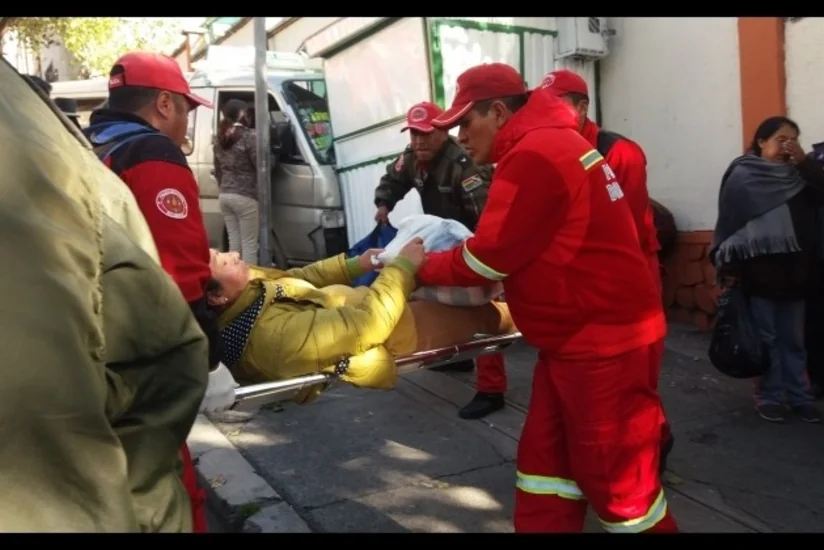 В Боливии семь танцоров погибли под колесами микроавтобуса