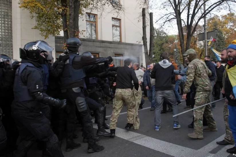В Киеве около 700 человек протестуют у здания парламента