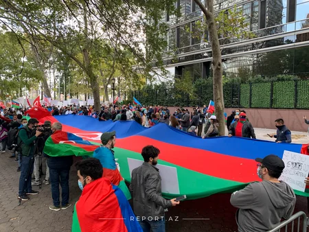 BMT-nin binası qarşısında Gəncə hadisələri ilə bağlı aksiya keçirilir