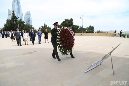 Səhiyyə işçiləri Fəxri xiyabanı və Şəhidlər xiyabanını ziyarət edib - FOTO