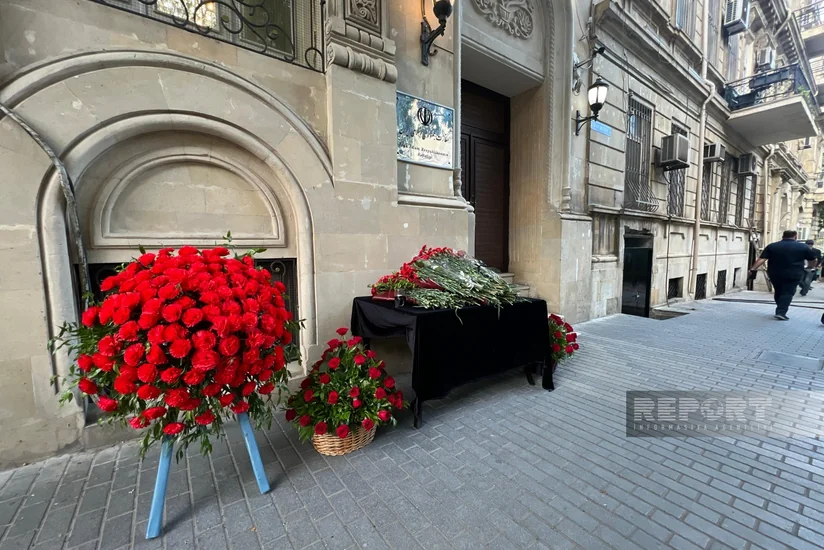 У посольства Ирана в Баку чтят память погибших в авиакатастрофе