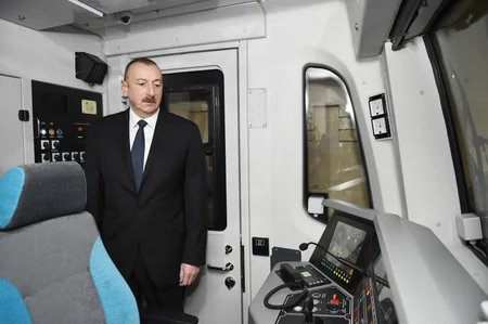 Prezident İlham Əliyev paytaxta gətirilən yeni metro qatarlarında yaradılan şəraitlə tanış olub - YENİLƏNİB