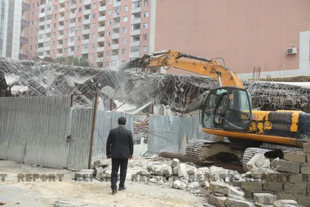 Bakıda tikilməkdə olan çoxmərtəbəli bina qanunsuz olduğuna görə sökülür - YENİLƏNİB