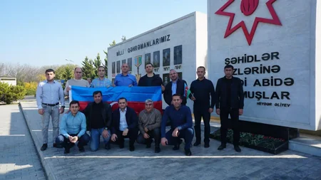 Parlament jurnalistləri cəbhə bölgəsində bayraq aksiyası keçiriblər - FOTOREPORTAJ