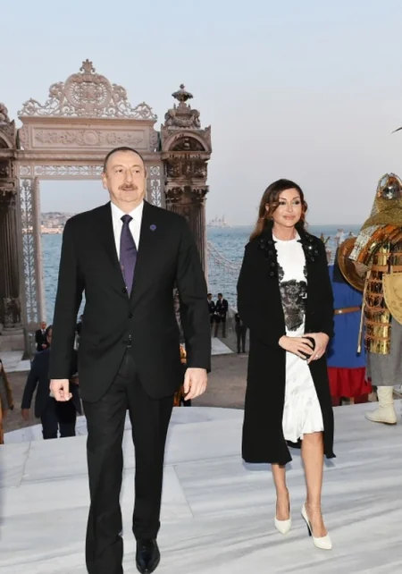 ​İlham Əliyev Dünya Humanitar Sammiti iştirakçılarına verilən ziyafətdə iştirak edib