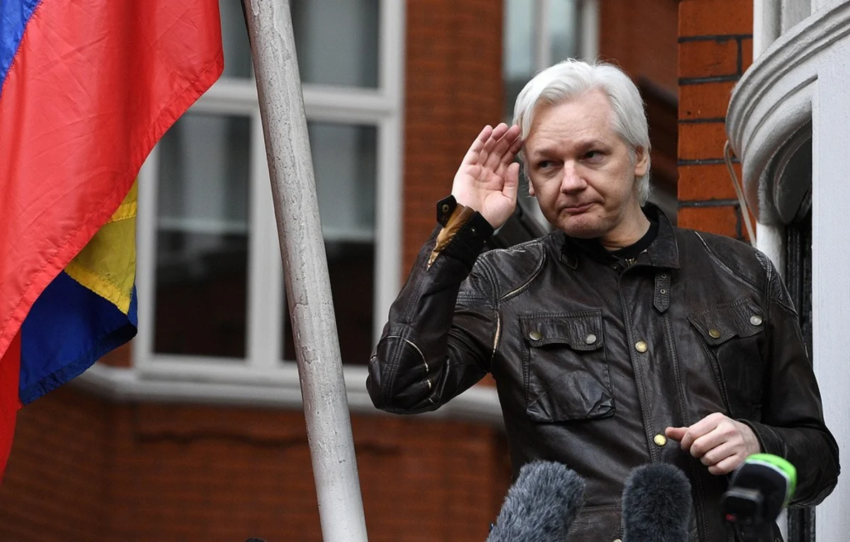 Assanj Ekvadoru onu ABŞ-a təhvil vermək niyyətində ittiham edib