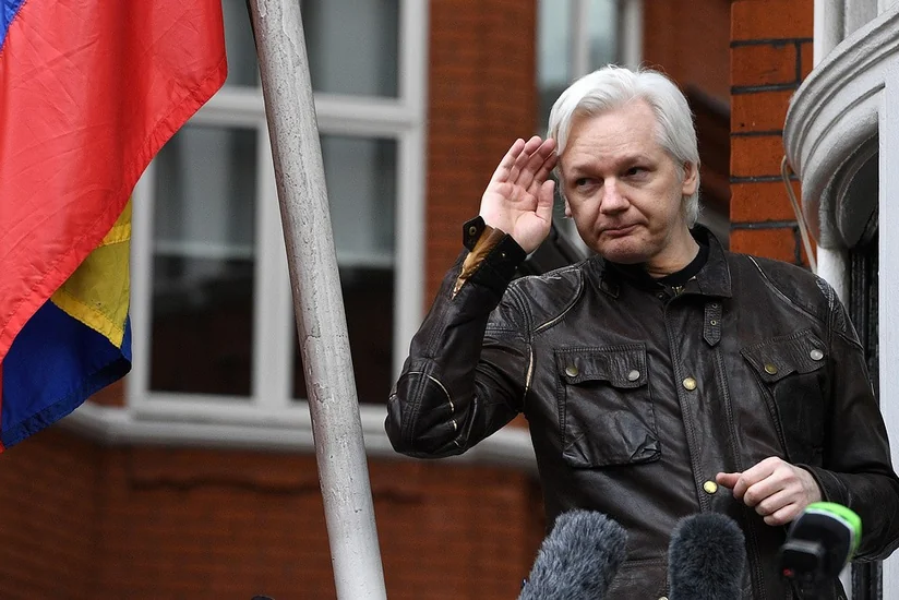 Assanj Ekvadoru onu ABŞ-a təhvil vermək niyyətində ittiham edib