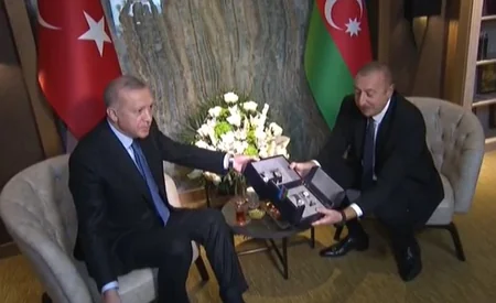 Ərdoğan Azərbaycan Prezidentinə üstündə Xarıbülbül təsviri olan saatlar hədiyyə edib