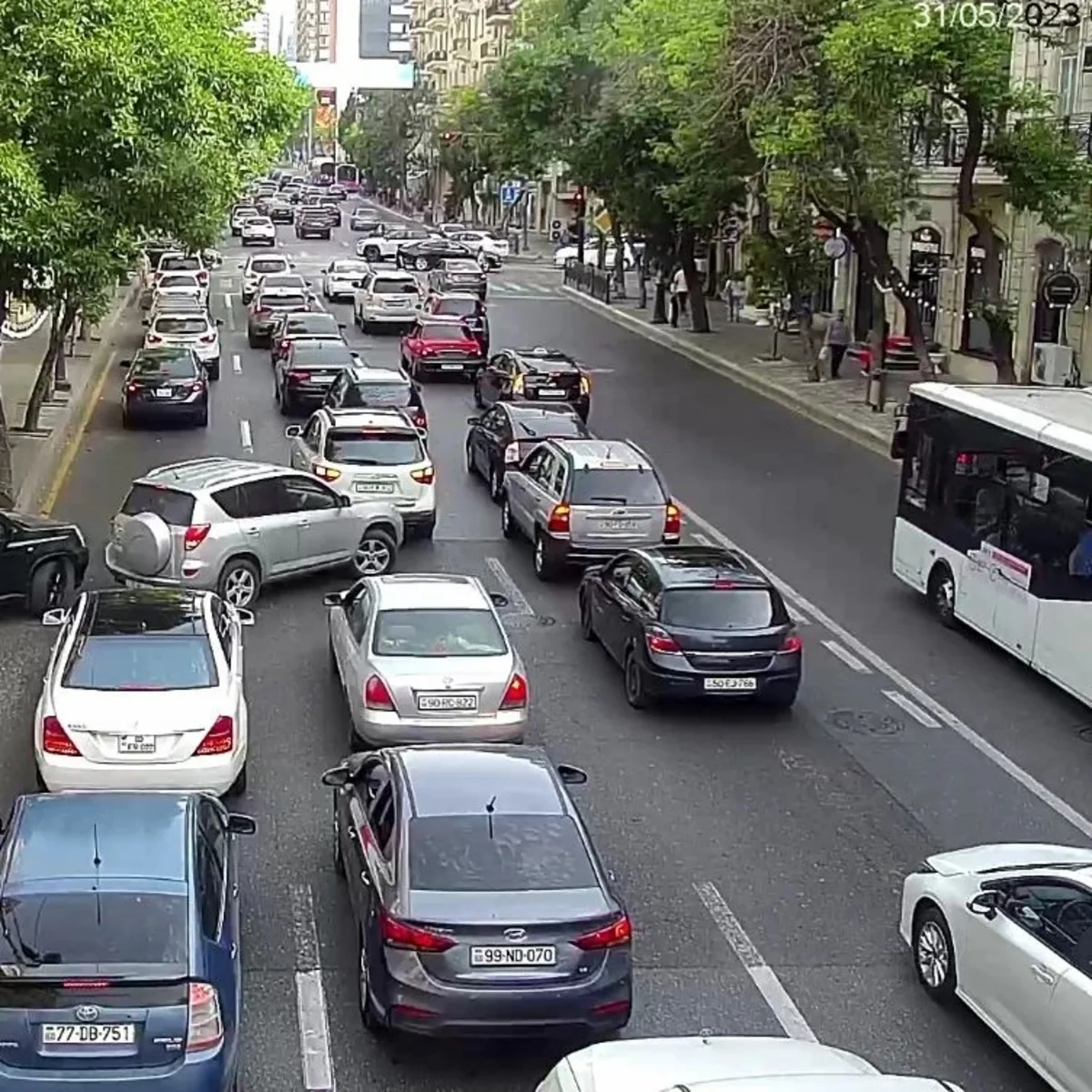 Bakının bir sıra yollarında nəqliyyatın hərəkətində sıxlıq yaranıb - SİYAHI