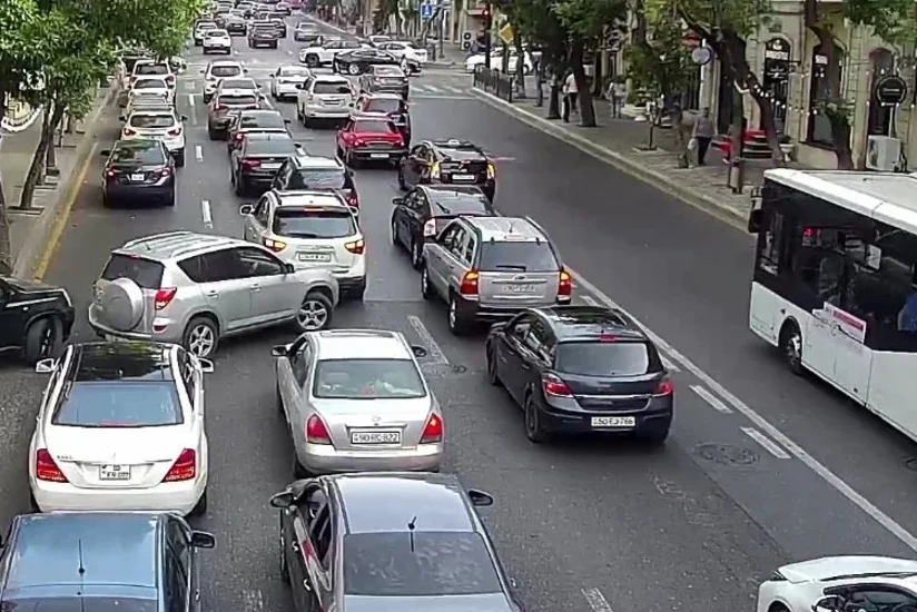 Bakının bir sıra yollarında nəqliyyatın hərəkətində sıxlıq yaranıb - SİYAHI