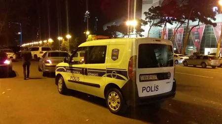 Bakıda yüksək sürətlə hərəkət edən “BMW” otelin giriş qapısına çırpılıb