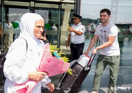 Azərbaycanlı hacıların ilk qrupu Vətənə qayıdıb - YENİLƏNİB