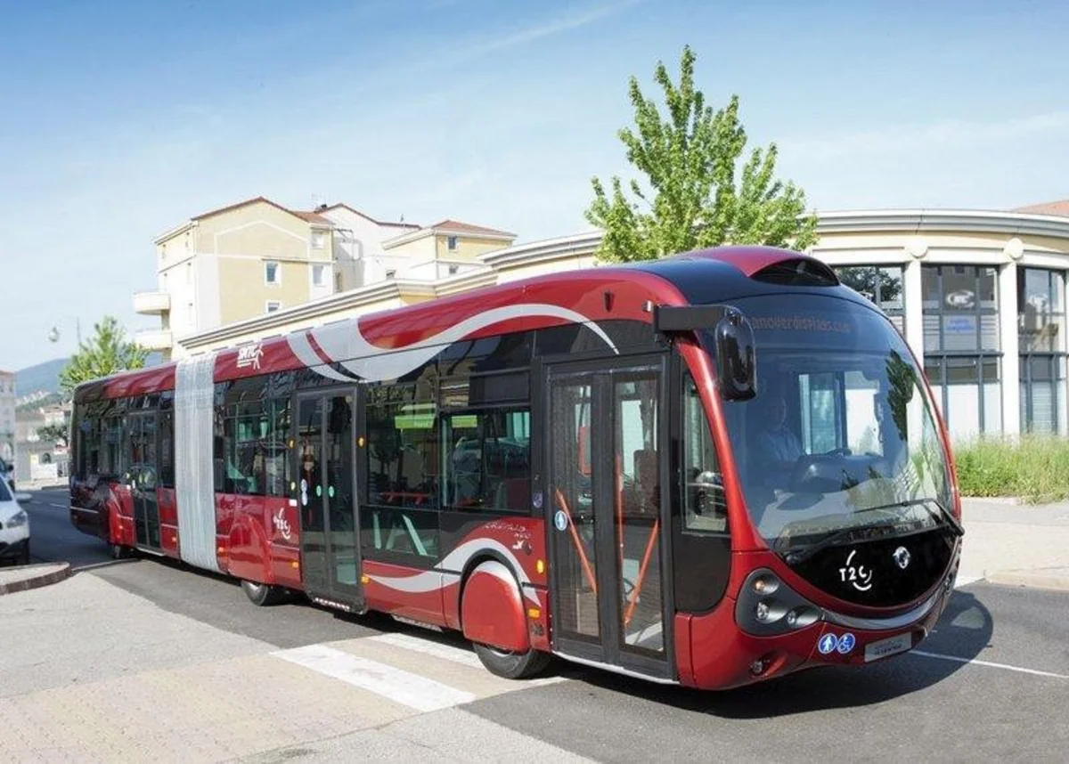 Bakıda piyada gözlənilmədən “BakuBus”a məxsus avtobusun qarşısına çıxıb