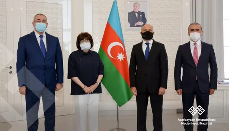 UNESCO siyahısına daxil olan 4 elementin sertifikatı nazirə təqdim edilib