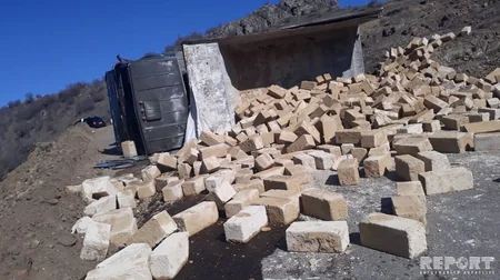 Tovuzda yük maşını aşıb, yol qısamüddətli bağlanıb - FOTO