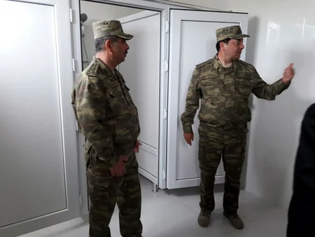 Müdafiə naziri cəbhəboyu zonada yeni tikilən hərbi şəhərcikdəki inşa işlərinin gedişatını yoxlayıb