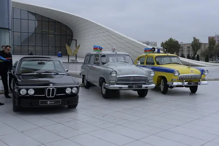 Bakıda Dövlət Bayrağı Günü münasibətilə klassik avtomobillərin paradı keçirilib - FOTOREPORTAJ