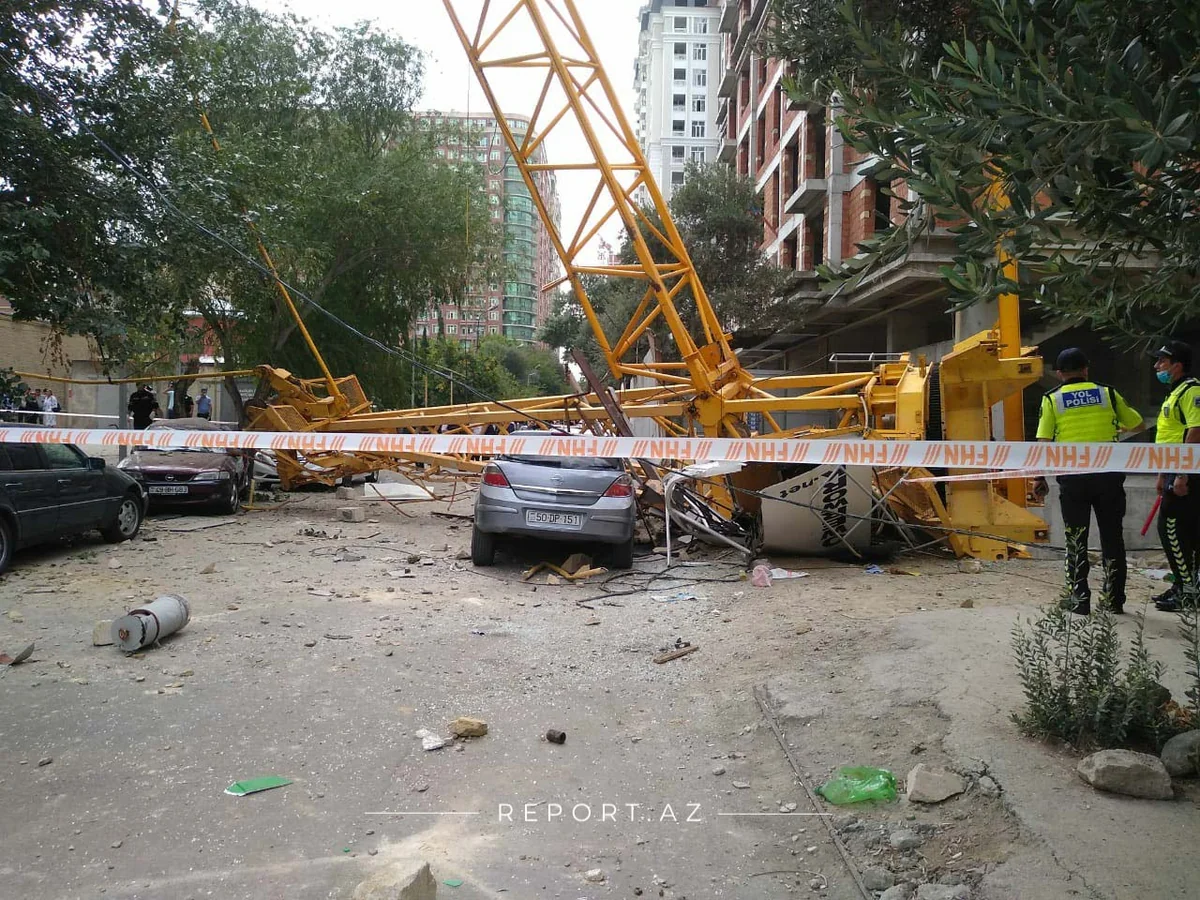 Bakıda kran doqquzmərtəbəli yaşayış binasının üzərinə aşdı