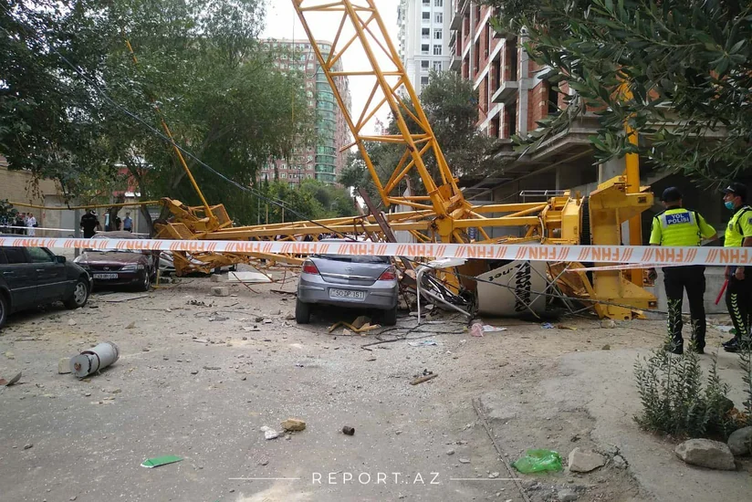 Bakıda kran doqquzmərtəbəli yaşayış binasının üzərinə aşdı
