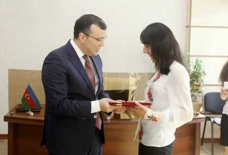 Nazir ali məktəblərə daxil olan sağlamlıq imkanları məhdud gənclərlə görüşub
