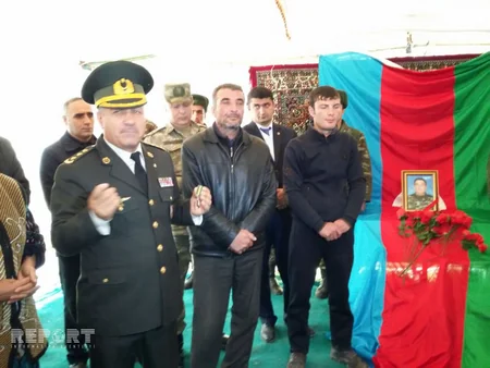 Azərbaycan ordusunun şəhid olan əsgərinin medalı qardaşına təqdim olunub - FOTO