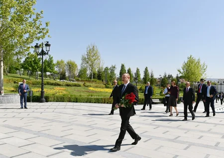 Prezident İlham Əliyev Ankarada Heydər Əliyevin abidəsini ziyarət edib