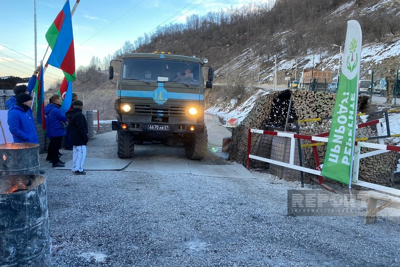 По дороге Ханкенди-Лачын беспрепятственно проехали 63 автомобиля российских миротворцев