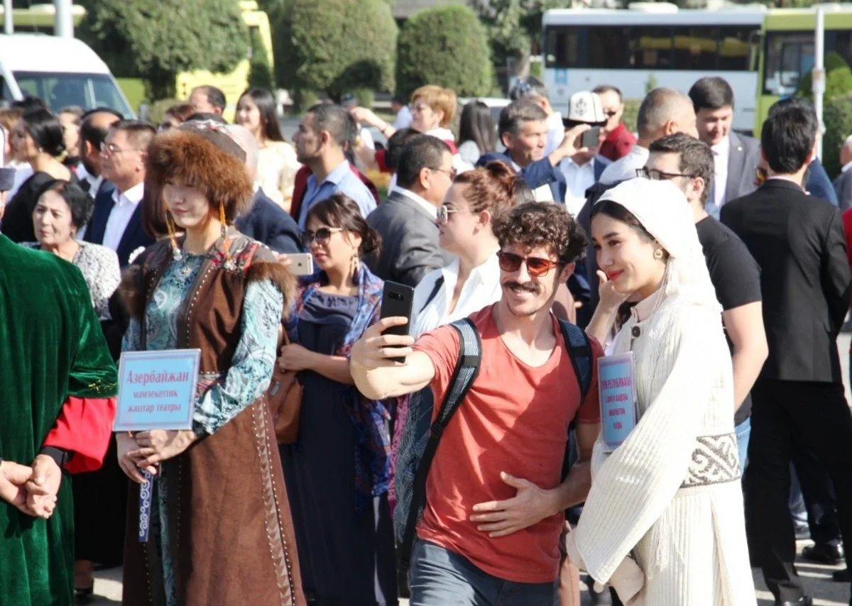 Azərbaycanın teatr kollektivi Oşda keçirilən festivalda iştirak edir - FOTO