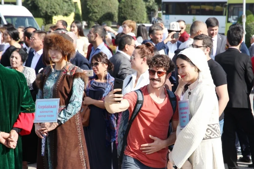 Azərbaycanın teatr kollektivi Oşda keçirilən festivalda iştirak edir - FOTO