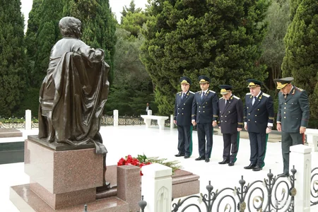 Prokurorluq işçiləri Fəxri və Şəhidlər xiyabanlarını ziyarət ediblər - FOTO