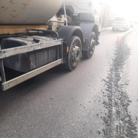Bakıda yolun ortasına beton qarışığının tökülməsi sıxlığa səbəb olub
