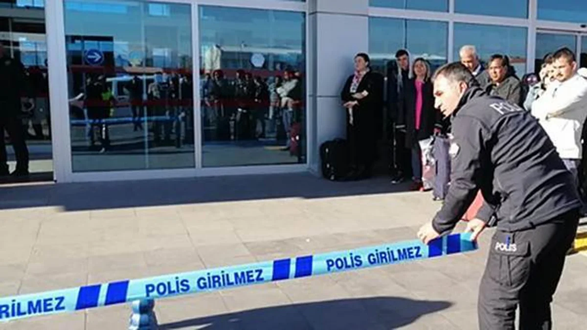 Türkiyədə hava limanında atışma olub, xəsarət alanlar var - FOTO