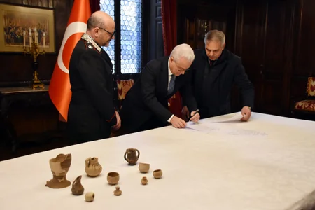 Türkiyədən İtaliyaya qaçırılmış 10 qədim eksponat geri qaytarılıb