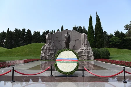 XİN rəhbərliyi Fəxri Xiyabanda Heydər Əliyevin məzarını ziyarət edib