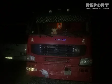 Bakıda sərnişin avtobusu yük maşınına çırpılıb, yaralananlar var - FOTO