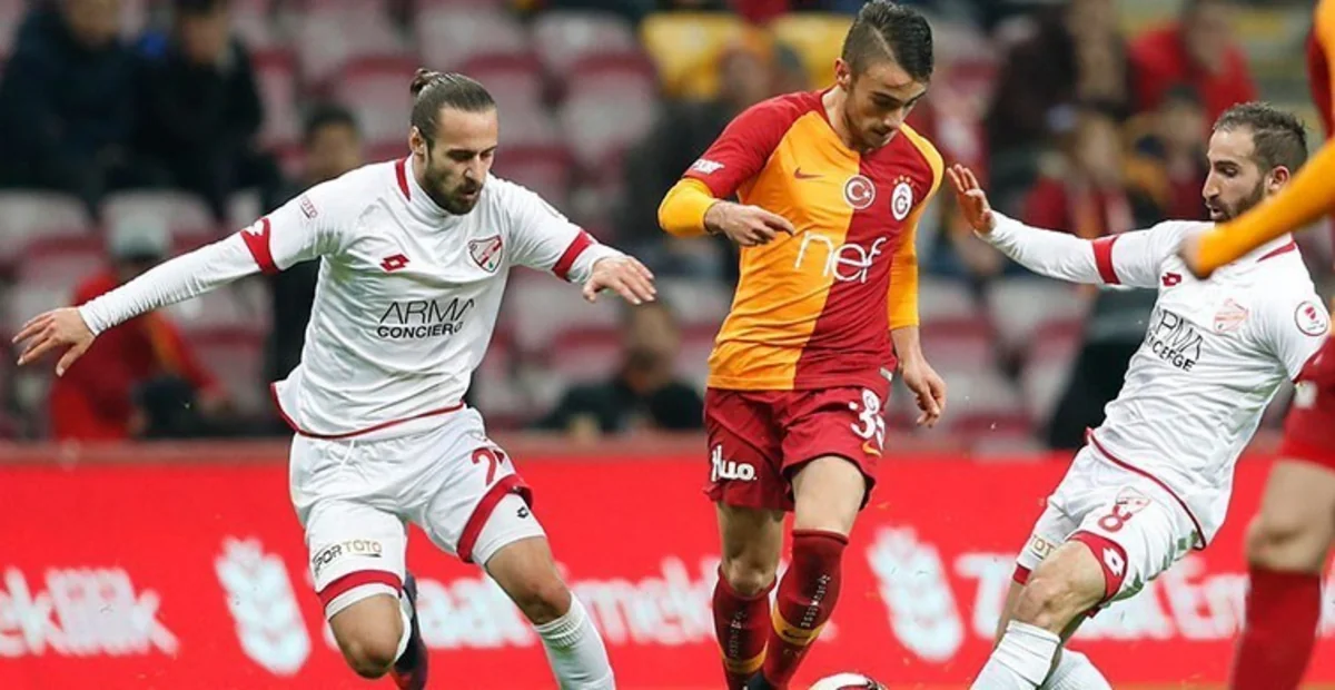 Azərbaycan millisinin futbolçusu “Qalatasaray”la oyunda penaltiyə səbəb olub - VİDEO