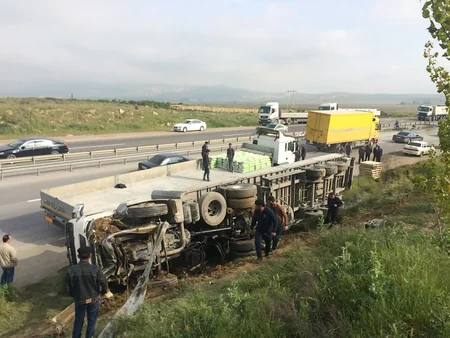 Hacıqabulda yol qəzası baş verib, yol təsərrüfatına ziyan dəyib