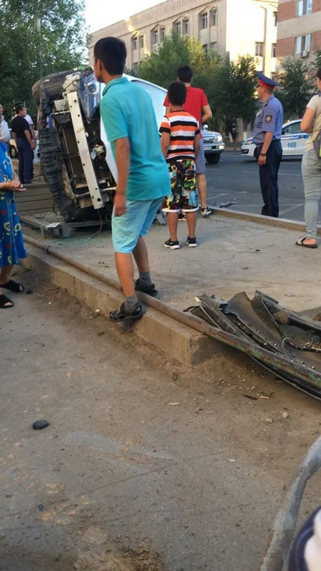 В Казахстане автомобиль въехал в остановку, есть пострадавшие
