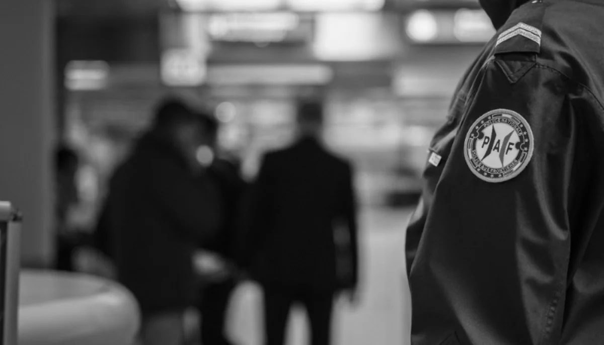Fransada polis meriya binasını yandırmağa cəhd edən şəxsi yaralayıb