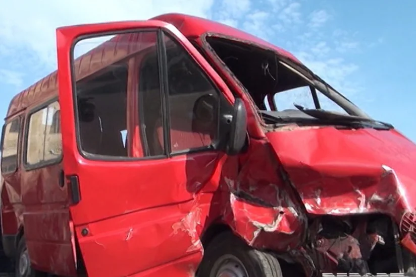 Yevlaxda yük maşını ilə minik avtomobili toqquşub, xəsarət alanlar var