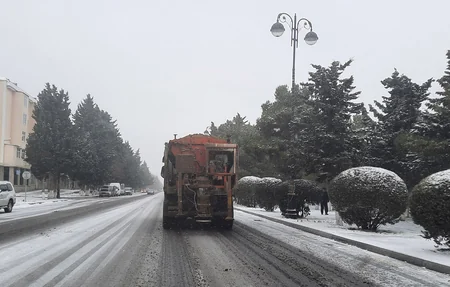 Sumqayıtda yollar qardan təmizlənir, duz-qum qarışığı səpilir