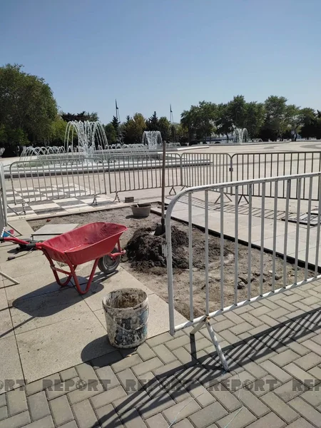 Bakı bulvarında daş üzlüklər yararsız vəziyyətə düşüb