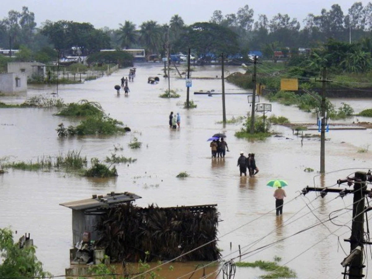 Cyclone Gaja approaching India: 11 people died, 76,000 evacuated