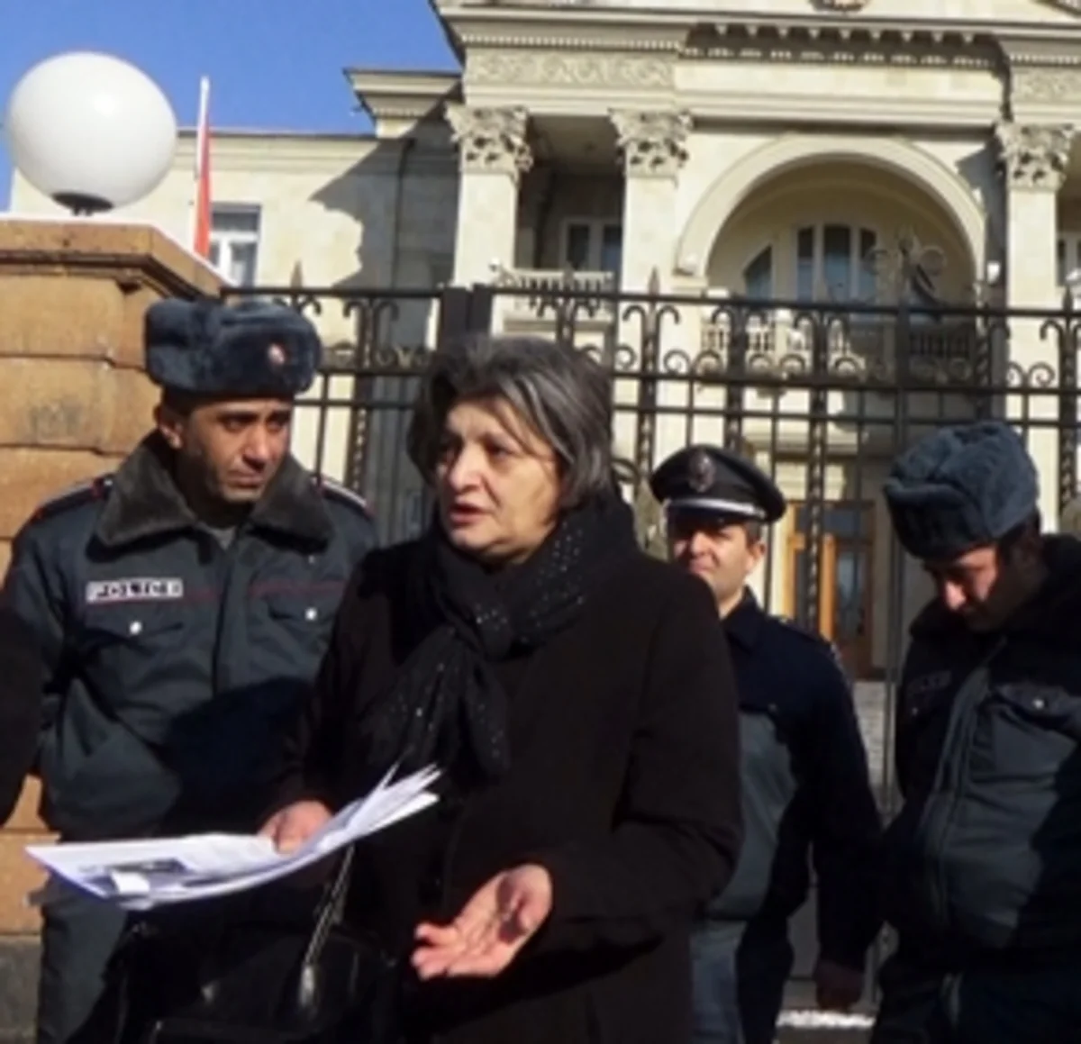 ​Ermənistanda əsgər anaları Serj Sarqsyanı ittiham edib