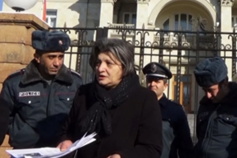 В Армении матери солдат провели акцию протеста перед резиденцией Сержа Саргсяна