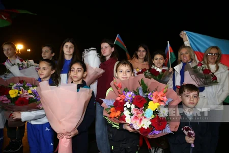 Avropa çempionatında uğurla çıxış etmiş gimnastlar Vətənə qayıdıblar