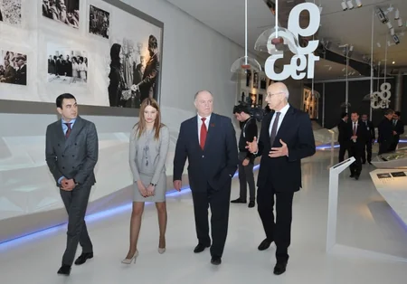 Rusiyalı ​deputat Gennadi Züqanov Heydər Əliyev Mərkəzində olub